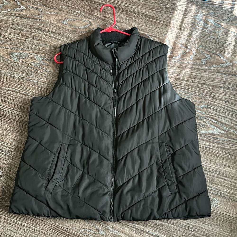 Men’s Gap light weight puffer vest size XL.